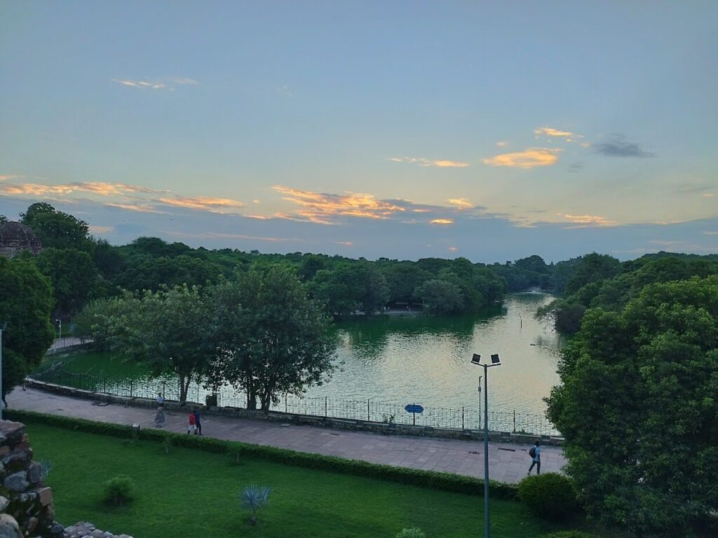 インドの公園のハウツ・カズ・ディストリクト・パーク